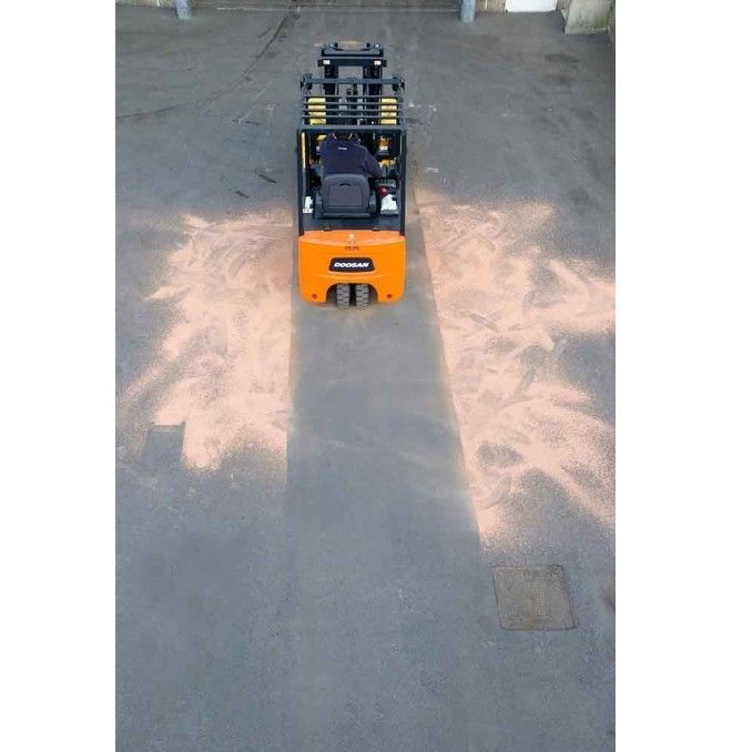 Balayeuses et Brosses--Balayeuse pour chariot élévateur