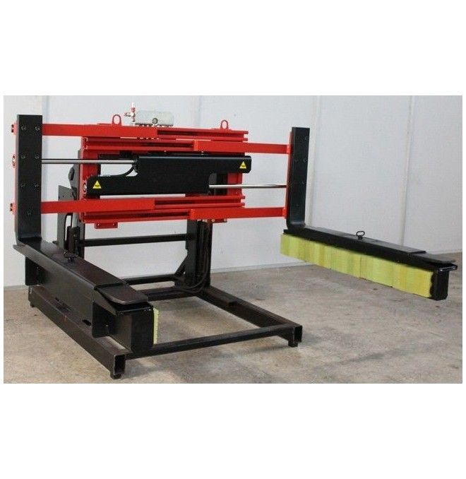 On board: blowers, clamps,...--Pinza for concrete blocks