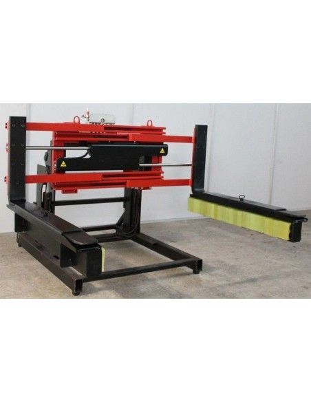 On board: blowers, clamps,...--Pinza for concrete blocks