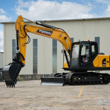 MiniExcavator Yuchai YC135 - 14740KG 2