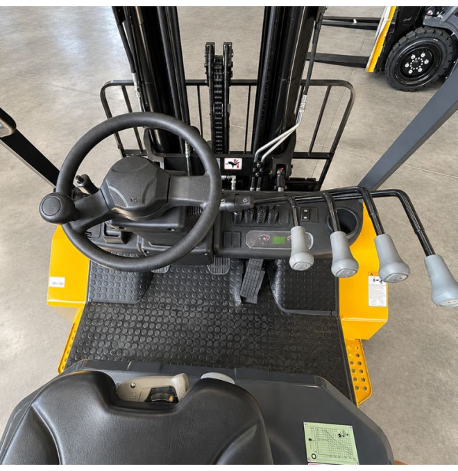 Geländestapler 3500kg 4x4 TYMBIA
