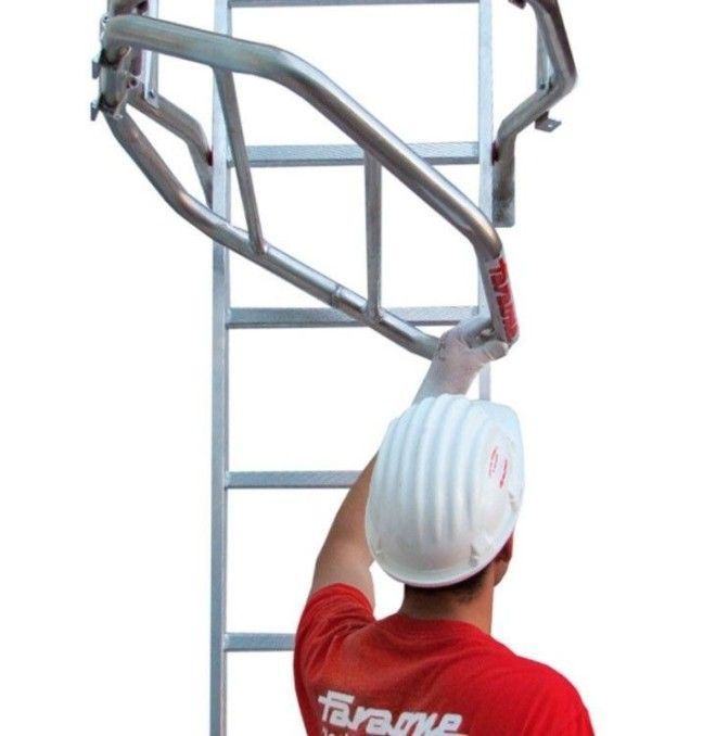 Treppe--Leiter Vertikal mit Käfig und Descansillo